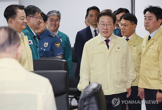 (서울=연합뉴스) 한상균 기자 = 이재명 대통령이 5일 서울 용산 대통령실 청사 국가안전보장회의(NSC) 회의실에서 열린 안전치안점검회의에 입장하고 있다. 2025.6.5 xyz@yna.co.kr 연합뉴스