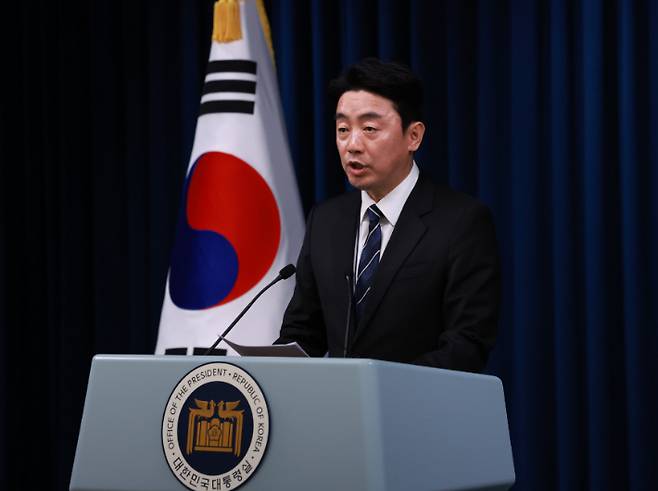 강훈식 대통령 비서실장이 6일 서울 용산 대통령실 청사에서 대통령실 수석비서관 인선을 발표하고 있다. 연합뉴스