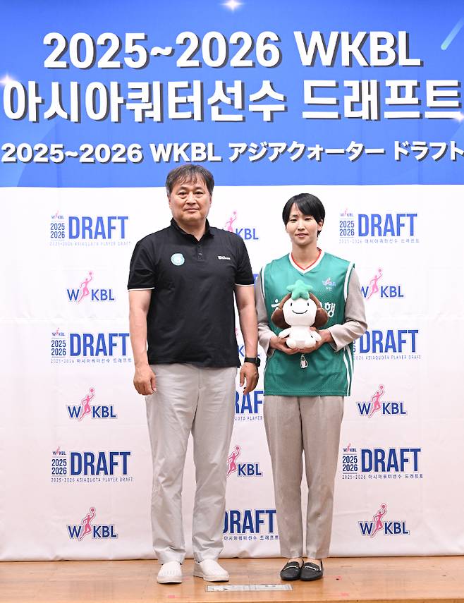 이이지마 사키와 하나은행 이상범 감독. WKBL 제공