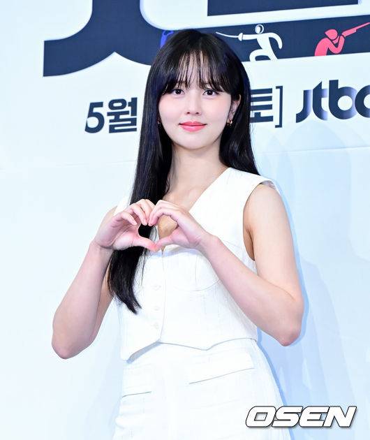 [OSEN=지형준 기자] 29일 오후 서울 구로구 신도림동 더링크서울 트리뷰트 포트폴리오 호텔에서 JTBC 새 토일드라마 ‘굿보이’ 제작발표회가 열렸다.‘굿보이’는 특채로 경찰이 된 전직 국가대표들이 메달 대신 경찰 신분증을 목에 걸고, 비양심과 반칙이 판치는 세상에 맞서는 코믹 액션 청춘 수사극. 박보검, 김소현, 이상이, 허성태, 태원석은 강력범죄 대응을 위한 특수팀으로 뭉쳐 각자의 주특기를 무기삼아 이 땅에 정의로운 ‘룰’을 알릴 예정이다.배우 김소현이 포토타임을 하고 있다. 2025.05.29 /jpnews@osen.co.kr