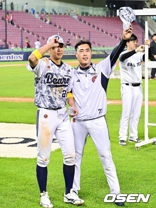 [OSEN=잠실, 박준형 기자] 프로야구 두산 베어스가 극적인 끝내기 승리로 4연패를 끊었다.&nbsp;두산은 5일 서울 잠실구장에서 열린 ‘2025 신한은행 SOL Bank KBO리그’ KIA 타이거즈와의 경기에서 연장 혈투 끝에 2-1 끝내기 승리를 거뒀다. 이날 승리로 두산은 4연패에서 탈출했다. 조성환 감독대행은 부임 후 첫 승리를 따냈다.경기종료 후 두산 조성환 감독대행과 끝내기 안타 주인공 김민석이 팬들에게 인사를 하고 있다.  2025.06.05 / soul1014@osen.co.kr