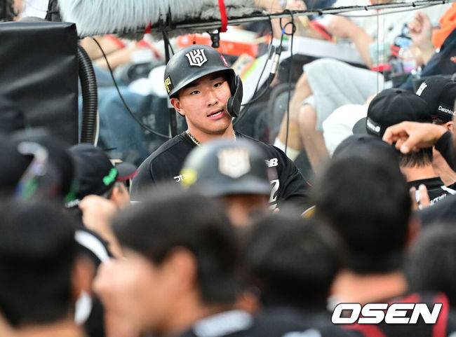 [OSEN=대전, 김성락 기자] 5일 오후 대전 한화생명볼파크에서 ‘2025 신한 SOL Bank KBO리그’ 한화 이글스와 KT 위즈의 경기가 열렸다.이날 홈팀 한화는 류현진, KT는 헤이수스를 선발로 내세웠다.3회초 2사 1, 2루 KT 장성우의 2타점 적시 2루타 때 1루주자 안현민이 득점을 올린 뒤 더그아웃에서 동료 선수들과 기쁨을 나누고 있다. 2025.06.05 / ksl0919@osen.co.kr