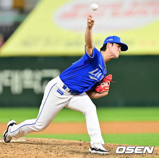 [OSEN=인천, 민경훈 기자] 5일 오후 인천 SSG랜더스필드에서 ‘2025 신한 SOL BANK KBO리그’ SSG 랜더스와 삼성 라이온즈의 경기가 열렸다.이 경기에서 SSG는 화이트를, 삼성은 이승현을 선발투수로 내세웠다.9회말 마운드에 오른 삼성 이호성이 힘차게 공을 뿌리고 있다. 2025.06.05 / rumi@osen.co.kr
