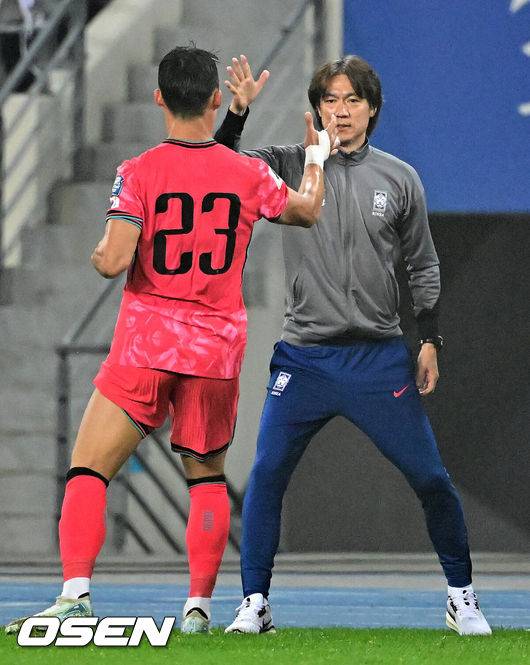 [OSEN=용인, 지형준 기자] 한국이 홈에서 시원한 승리를 거뒀다.홍명보 감독이 이끄는 한국 축구대표팀은 15일 오후 8시 용인미르스타디움에서 이라크와 2026 국제축구연맹(FIFA) 북중미월드컵 아시아지역 3차예선 B조 4차전을 치러 3-2로 이겼다.한국은 3승 1무, 승점 10을 기록하며 조 1위를 유지했다. 이라크는 2승 1무 1패, 승점 7로 2위. 3차 예선 1, 2위 팀은 북중미월드컵 본선 직행 티켓을 확보하는 가운데, 한국이 유리한 고지를 점했다.후반 대한민국 오현규가 2-1로 앞서가는 골을 성공시키며 홍명보 감독과 기뻐하고 있다. 2024.10.15 / jpnews@osen.co.kr