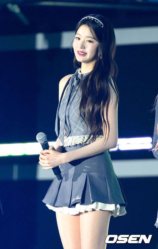 [OSEN=인천, 이대선 기자] 4일 인천 잭 니클라우스 골프 클럽 코리아(파72)에서 쿠팡플레이와 함께하는 리브(LIV) 골프 코리아(총상금 2500만 달러) 최종라운드 경기가 열렸다.그룹 아이브 장원영이 축하무대를 펼치고 있다. 2025.05.04 /sunday@osen.co.kr