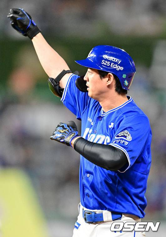 [OSEN=인천, 민경훈 기자] 5일 오후 인천 SSG랜더스필드에서 ‘2025 신한 SOL BANK KBO리그’ SSG 랜더스와 삼성 라이온즈의 경기가 열렸다.이 경기에서 SSG는 화이트를, 삼성은 이승현을 선발투수로 내세웠다.7회초 2사 주자 1,2루 삼성 구자욱이 우익수 앞 1타점 적시타를 때린 후 1루에서 기뻐하고 있다. 2025.06.05 / rumi@osen.co.kr