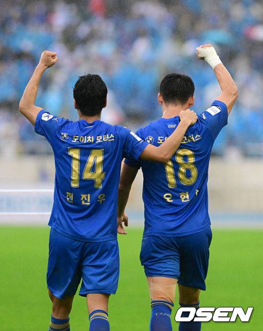 [OSEN=성남, 지형준 기자] 오현규(21, 수원)의 멀티골이 터진 수원삼성이 극적으로 강등권에서 탈출했다.수원 삼성은 3일 탄천종합운동장에서 개최된 ‘하나원큐 K리그1 2022 34라운드’에서 오현규가 두 골을 폭발시켜 성남FC를 2-0으로 이겼다. 승점 37점의 수원은 김천(승점 35점)을 제치고 10위로 도약했다. 최하위 성남(승점 25점)은 강등이 유력해졌다.전반 수원 오현규가 선제골을 넣고 전진우와 기뻐하고 있다. 2022.10.03 /jpnews@osen.co.kr