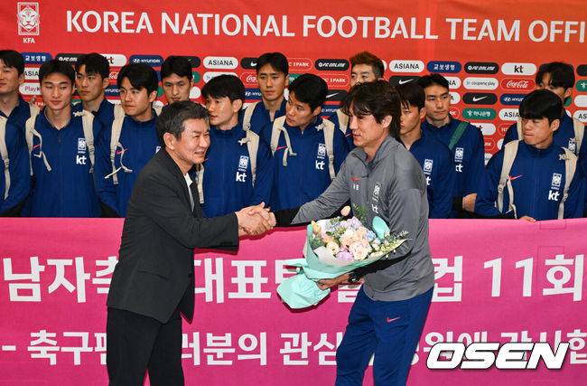 [OSEN=인천공항, 조은정 기자]월드컵 11회 연속 본선 진출에 성공한 한국 축구 국가대표팀이 6일 인천국제공항을 통해 이라크에서 귀국했다.한국은 6일 새벽(한국 시간)&nbsp;이라크 원정서 2-0 승리로 승점 19(5승 4무)점을 확보하면서 월드컵 11회 연속 본선 진출을 확정지었다.정몽규 대한축구협회장(왼쪽)이 축구대표팀 홍명보 감독에게 꽃다발을 전달하고 있다. 2025.06.06 /cej@osen.co.kr