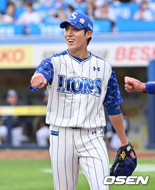 [OSEN=대구, 이석우 기자] 6일 대구삼성라이온즈파크에서 2025 신한 SOL 뱅크 KBO 리그 삼성 라이온즈와 NC 다이노스의 경기가 열렸다. 홈팀 삼성은 원태인이, 방문팀 NC는 김녹원이 선발 출전했다. 삼성 라이온즈 원태인이 6회초 수비를 마치고 하이파이브를 하고 있다. 2025.06.06 / foto0307@osen.co.kr