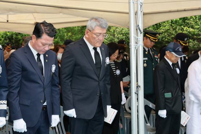 ▲6일 예천읍 남산공원 충혼탑에서 제70회 현충일을 맞아 순국선열과 호국영령의 숭고한 희생을 기리기 위한 추념식을 엄숙히 거행한 가운데 김학동 예천군수(사진 우), 강영구 군의장(사진 좌)이 묵념을 하고 있다. ⓒ 예천군