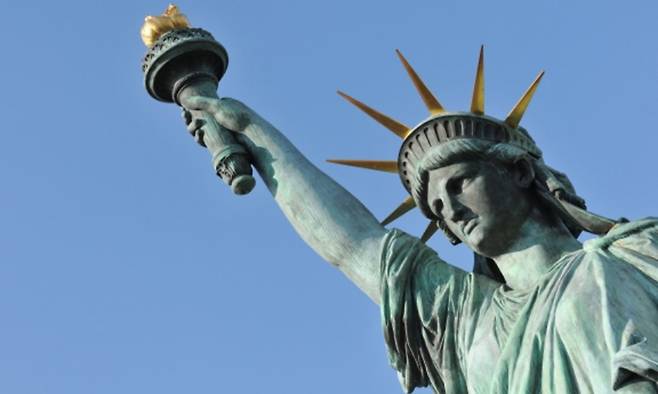 미국 뉴욕의 랜드마크인 자유의 여신상. 세계 각국에서 미국으로 몰려든 이민자들에게는&nbsp;‘아메리칸 드림’의 상징과도 같은 존재였다. SNS 캡처