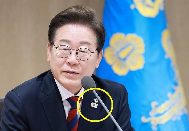 이재명 대통령이 5일 서울 용산 대통령실 청사에서 열린 국무회의에서 발언하고 있다. 왼쪽 가슴에는&nbsp;‘진관사 태극기’ 배지가 달려 있다.&nbsp;연합뉴스