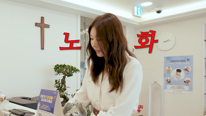 한혜진이 생애&nbsp;처음 받아본 침 성형으로 20분 만에 놀라운 차이를 느꼈다.&nbsp;유튜브 채널 ‘한혜진 Han Hye Jin’ 캡처