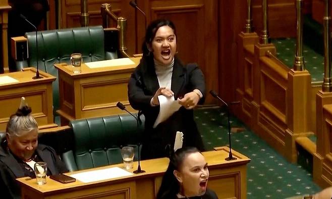 지난해 11월 14일 뉴질랜드 의회에서 하나 라위티 마이피 클라크 의원이 와이탕이 조약 수정 법안에 반대하는 의미로 법안을 찢으며 하카를 추고 있다. AP연합뉴스