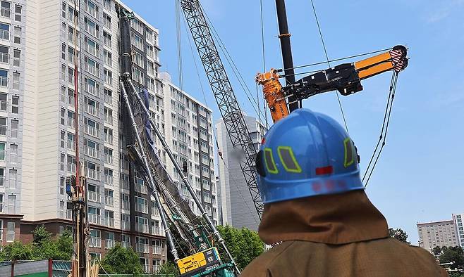 6일 경기도 용인시 기흥구 서천동 인덕원~동탄 복선전철 공사 현장에서 중장비인 천공기(지반을 뚫는 건설기계)가 넘어져 인근 아파트 건물 벽면에 기댄 모습으로 쓰러져 있다. 연합뉴스