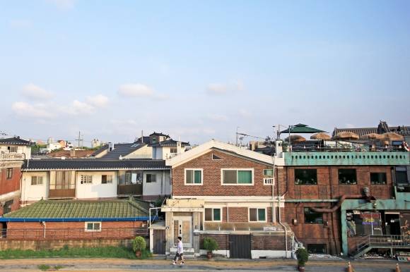 수원화성 북서포루 쪽에서 본 행궁동 모습. 옛것과 새것이 나란히 키를 맞춰 자리하고 있다.