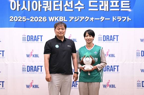 이상범 부천 하나은행 감독이 6일 일본 도쿄 올림픽기념청소년센터에서 열린 2025~2026 한국여자농구연맹(WKBL) 아시아쿼터 드래프트에서 1순위로 이이지마 사키를 뽑은 뒤 기뻐하고 있다. WKBL 제공