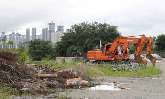 세종시 어진동 세종국회의사당 이전 예정 부지로 알려진 인근에 중장비들이 주차되어 있다. 2020.7.20. 연합뉴스