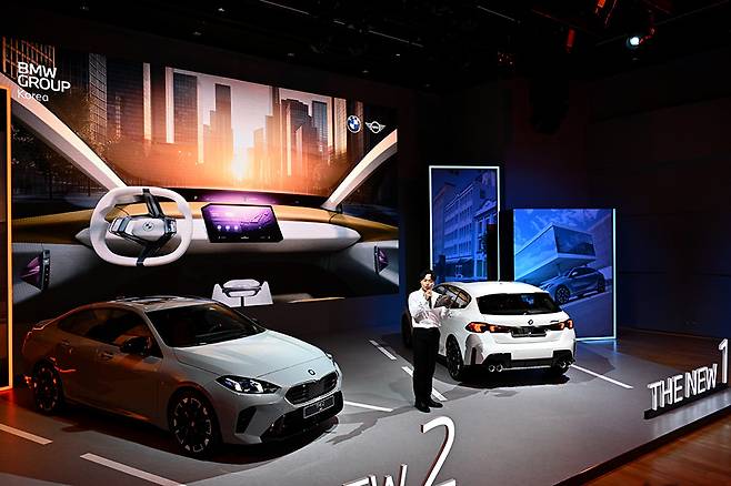 데뷔를 앞둔 1 시리즈와 2 시리즈. 사진: 김학수 기자