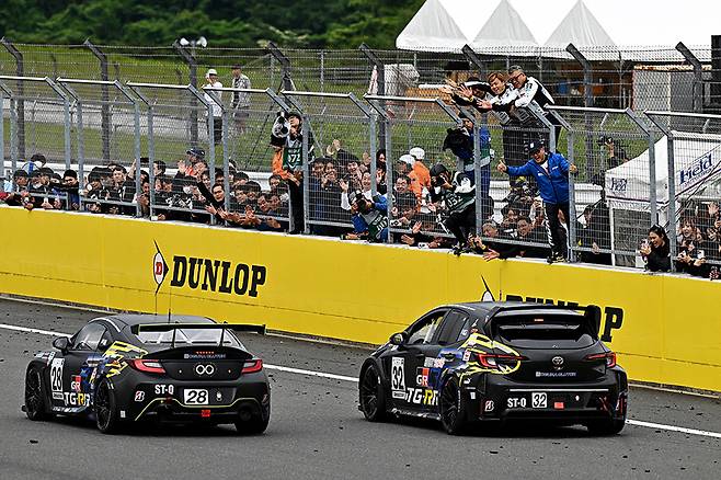 모리조가 경기를 마친 팀원들을 환영하고 있다. 사진: 김학수 기자