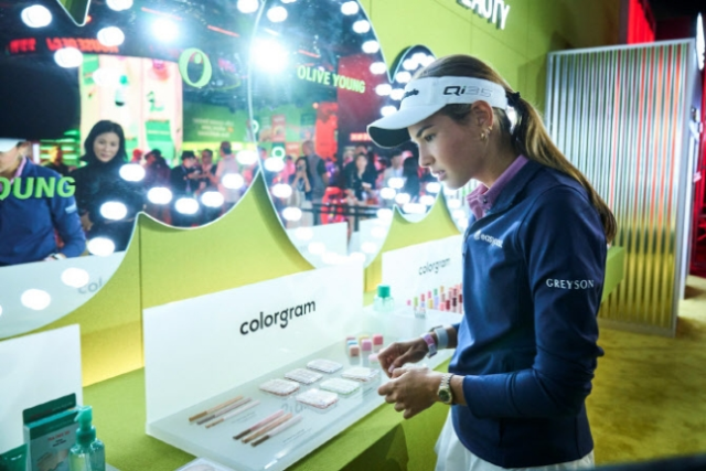 도널드 트럼프 미국 대통령의 손녀 카이 트럼프가 지난달 미국 텍사스주 댈러스에서 열린 더CJ컵 대회장의 전시관을 찾아 한국의 화장품을 살펴보고 있다. CJ그룹