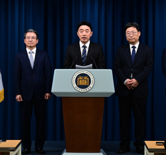 강훈식 대통령비서실장이 6일 서울 용산 대통령실 청사에서 대통령실 실장 및 수석비서관 등의 인선을 발표하고 있다. 왼쪽김용범 정책실장, 강 비서실장, 하준경 경제성장수석. 연합뉴스