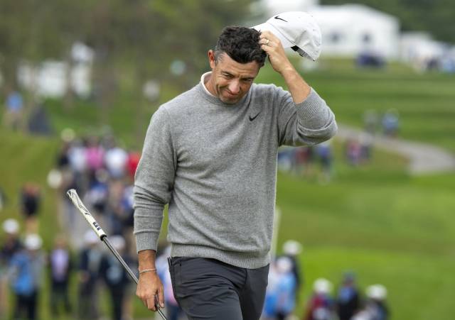 6일 캐나다 오픈 1라운드 9번 홀에서 퍼트를 놓친 뒤 머리를 긁적이는 로리 매킬로이. AP연합뉴스