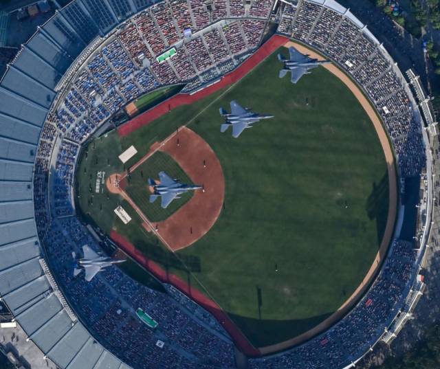 잠실야구장 위로 지나가는 공군 전투기 모습. 사진 제공=공군