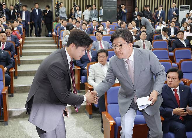 국민의힘 김용태 비상대책위원장과 권성동 원내대표가 6월5일 서울 여의도 국회에서 열린 의원총회에 참석해 악수를 하고 있다. ⓒ연합뉴스