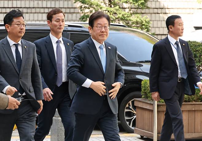 이재명 대통령이 당선 전 4월15일 서울 서초구 서울중앙지방법원에서 열린 대장동 배임 및 성남FC 뇌물 혐의 1심 속행 공판에 출석하고 있다. ⓒ시사저널 박정훈