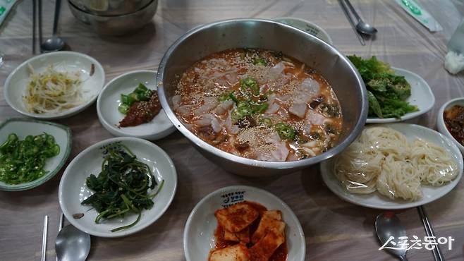 갯장어 샤부샤부, 바지락회무침과 함께 장흥 여름별미 삼총사인 된장물회. 구수하면서 달큰한 국물이 시원해 숙취해소에도 좋다     장흥｜김재범 기자 oldfield@donga.com