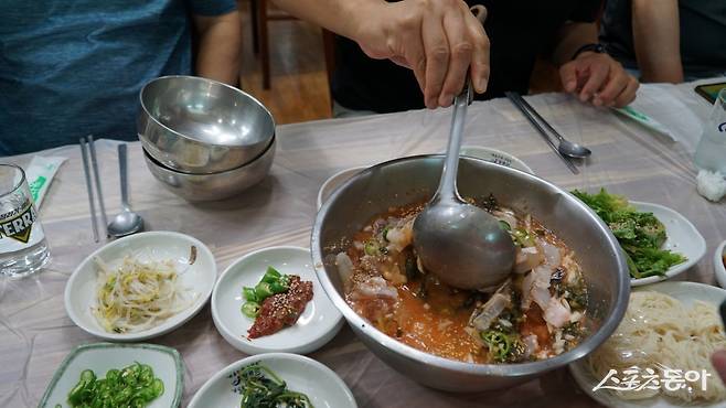 시원하면서 상큼한 국물이 인상적인 장흥 된장물회.   아삭아삭한 식감과 쌉싸름한 풍미를 더해주는 열무김치가 맛을 좌우하는 주요 ‘킥’이다                        장흥｜김재범 기자 oldfield@donga.com