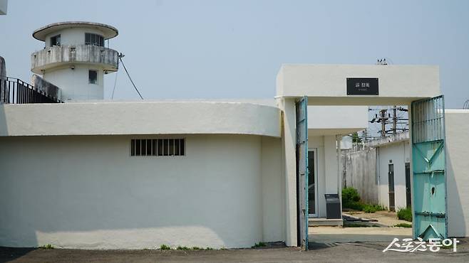 장흥 빠삐용Zip의 ‘글감옥’. 빠삐용Zip은 옛 장흥 교도소 건물과 공간을 활용한 복합문화공간이다. 재미있는 이름이 눈길을 끄는 ‘글감옥’은 여자 재소자들을 수용했던 여사옥을 개조해  문학 창작자들이 머물며 집필활동을 하는 공간이다          장흥｜김재범 기자 oldfield@donga.com