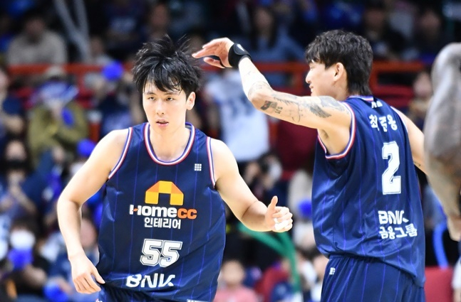 KCC 송교창(왼쪽)과 최준용. KBL 제공