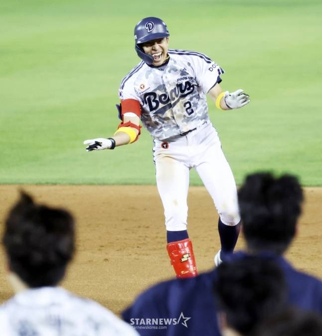 두산 5번타자 김민석이 5일 잠실구장에서 열리는 2025KBO리그 두산베어스와 KIA타이거즈 경기 10회말 2사 1,2루에서 끝내기 안타를 터트린 후 환호하고 있다. /사진=강영조 선임기자