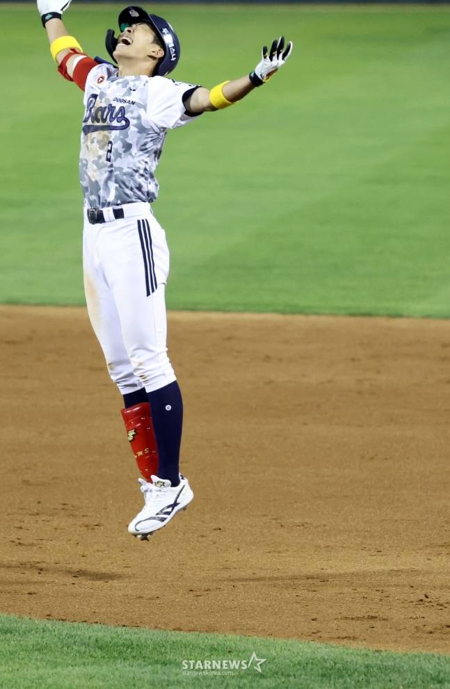 두산 5번타자 김민석이 5일 잠실구장에서 열리는 2025KBO리그 두산베어스와 KIA타이거즈 경기 10회말 2사 1,2루에서 끝내기 안타를 터트린 후 환호하고 있다. /사진=강영조 선임기자