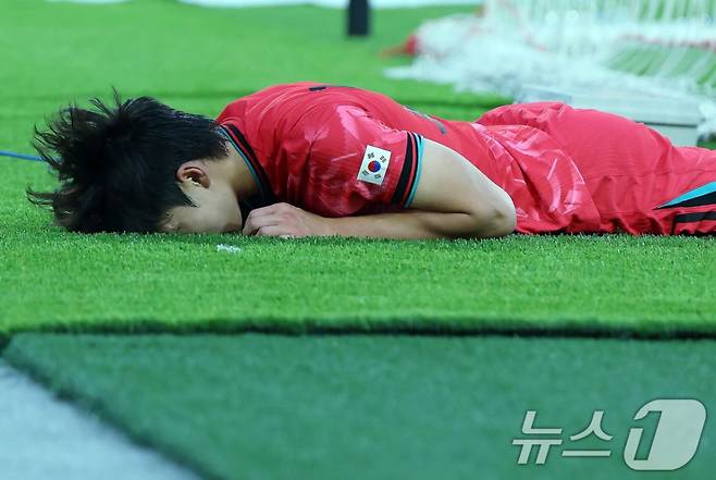배준호가 그라운드에 얼굴을 파묻고 있다. /사진=뉴스1 제공