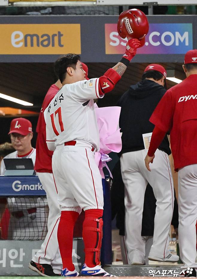 30일 오후 인천SSG랜더스필드에서 열린 '2024 신한 SOL Bank KBO리그' 키움 히어로즈와 SSG 랜더스의 경기, SSG 추신수가 마지막 타석을 소화한 후 가족을 향해 인사를 하고 있다. 엑스포츠뉴스 DB