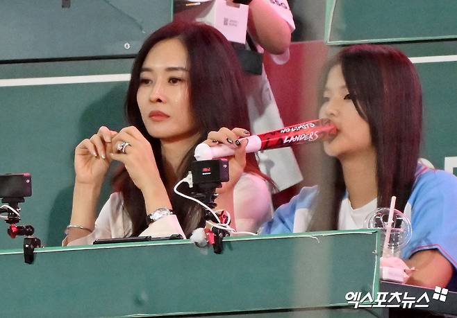 30일 오후 인천SSG랜더스필드에서 열린 '2024 신한 SOL Bank KBO리그' 키움 히어로즈와 SSG 랜더스의 경기, SSG 추신수의 아내인 하원미씨와 딸 소희양이 경기를 관람하고 있다. 엑스포츠뉴스 DB