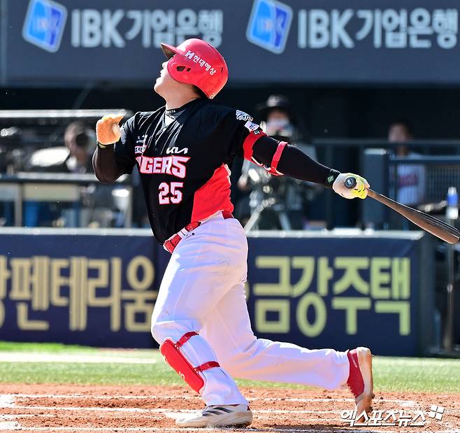 20일 오후 서울 송파구 잠실야구장에서 열린 '2025 신한 SOL Bank KBO리그' KIA 타이거즈와 두산 베어스의 경기, 6회초 2사 1루 KIA 이우성이 우전안타를 날리고 있다. 엑스포츠뉴스 DB