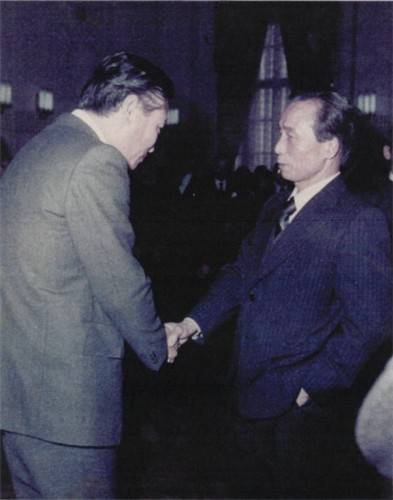 고(故) 박정희 전 대통령(오른쪽)과 이용만 당시 재무부 이재국장 [이용만 전 장관 제공. 재판매 및 DB 금지]