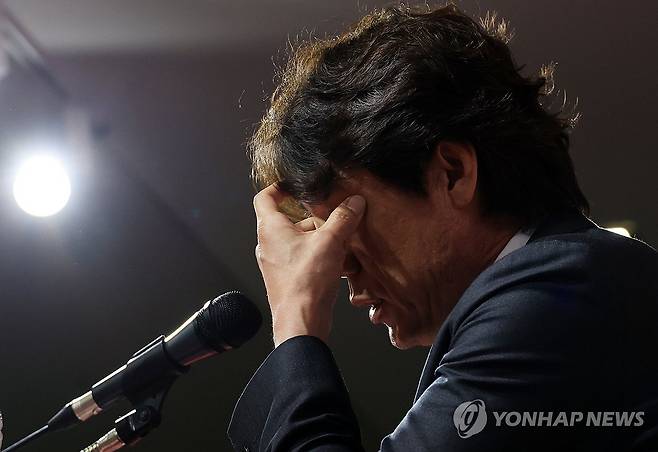 머리 만지는 홍명보 감독 (서울=연합뉴스) 최재구 기자 = 홍명보 축구대표팀 감독이 26일 서울 축구회관에서 월드컵 축구 3차 예선 6월 A매치 명단을 발표하며 머리를 만지고 있다. 2025.5.26 jjaeck9@yna.co.kr