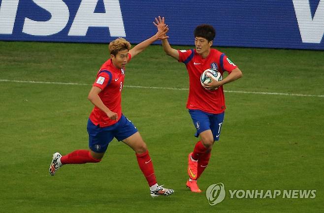 <월드컵2014> 손흥민 추격골 환호 (포르투알레그리=연합뉴스) 전수영 기자 = 손흥민이 23일(한국시간) 브라질 포르투알레그리의 베이라히우 주경기장에서 열린 2014 브라질 월드컵 조별리그 H조 알제리와의 2차전 0-3으로 뒤지던 후반 5분 추격골을 넣은뒤 이청용과 하이파이브 하고 있다. 손흥민의 득점은 한국 축구가 월드컵 무대에서 따낸 역대 통산 30호골로 기록됐다. 2014.6.23 swimer@yna.co.kr