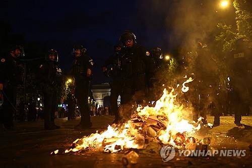 PSG-인터밀란 경기가 열린 지난달 31일 밤 샹젤리제 거리 모습 [로이터 연합뉴스 자료사진. 재판매 및 DB 금지]