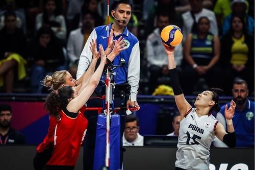 독일전에서 공격하는 이선우(오른쪽)  [국제배구연맹 제공. 재판매 및 DB 금지]