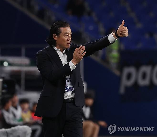 엄지 들어 보이는 김판곤 감독 (울산=연합뉴스) 김용태 기자 = 14일 울산 문수축구경기장에서 열린 2025 하나은행 코리아컵 16강 울산 HD와 인천 유나이티드의 경기에서 울산 김판곤 감독이 선수들에게 엄지를 들어 보이고 있다. 2025.5.14 yongtae@yna.co.kr