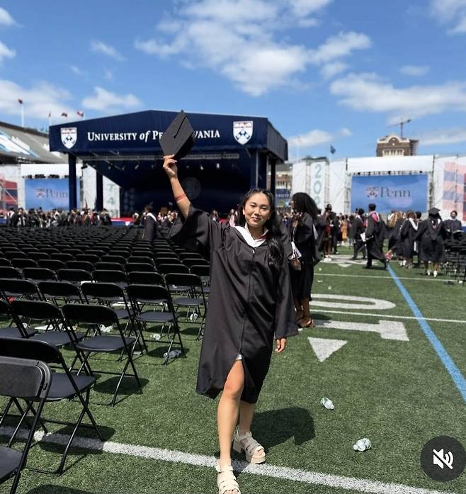 펜실베이니아대 졸업식장에서 포즈를 취한 루시 리. [루시 리 소셜미디어. 재판매 및 DB 금지]
