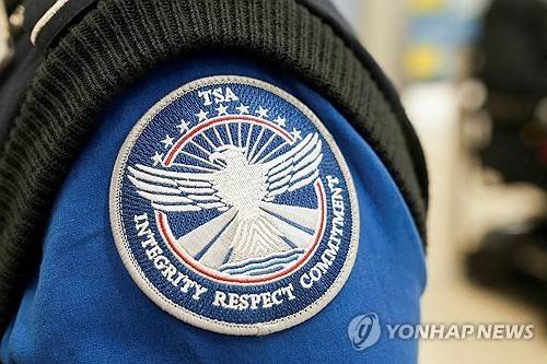 TSA 제복 마크 (애틀랜타 로이터=연합뉴스 자료사진) 2025년 2월 1일 미국 조지아주 애틀랜타의 애틀랜타국제공항에서 촬영된 교통안전청(TSA) 직원 제복의 기관 마크. (REUTERS/Megan Varner/File Photo) 2025.6.6.