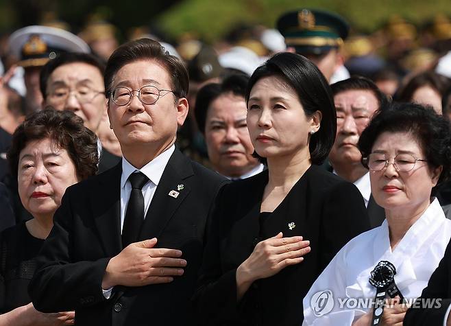 이재명 대통령 부부, 현충일 추념식 국민의례 (서울=연합뉴스) 홍해인 기자 = 이재명 대통령과 김혜경 여사가 6일 서울 동작구 국립서울현충원에서 열린 70회 현충일 추념식에서 국기에 경례하고 있다. 2025.6.6 [대통령실통신사진기자단] hihong@yna.co.kr