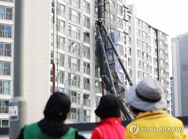 아파트로 넘어진 천공기 (용인=연합뉴스) 홍기원 기자 = 6일 경기도 용인시 기흥구 서천동 인덕원~동탄 복선전철 공사 현장에서 중장비인 천공기(지반을 뚫는 건설기계)가 넘어져 인근 아파트 건물 벽면에 기댄 모습으로 쓰러져 있다.
    지난 5일 오후 10시 13분께 발생한 이 사고로 인한 인명 피해는 없었다. 2025.6.6 xanadu@yna.co.kr